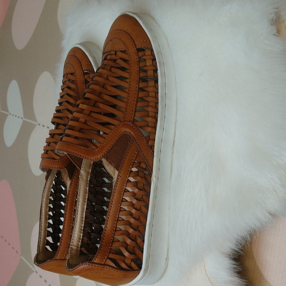 Chase & Chloe Huarache style shoes. Size 5.5 - Picture 4 of 7